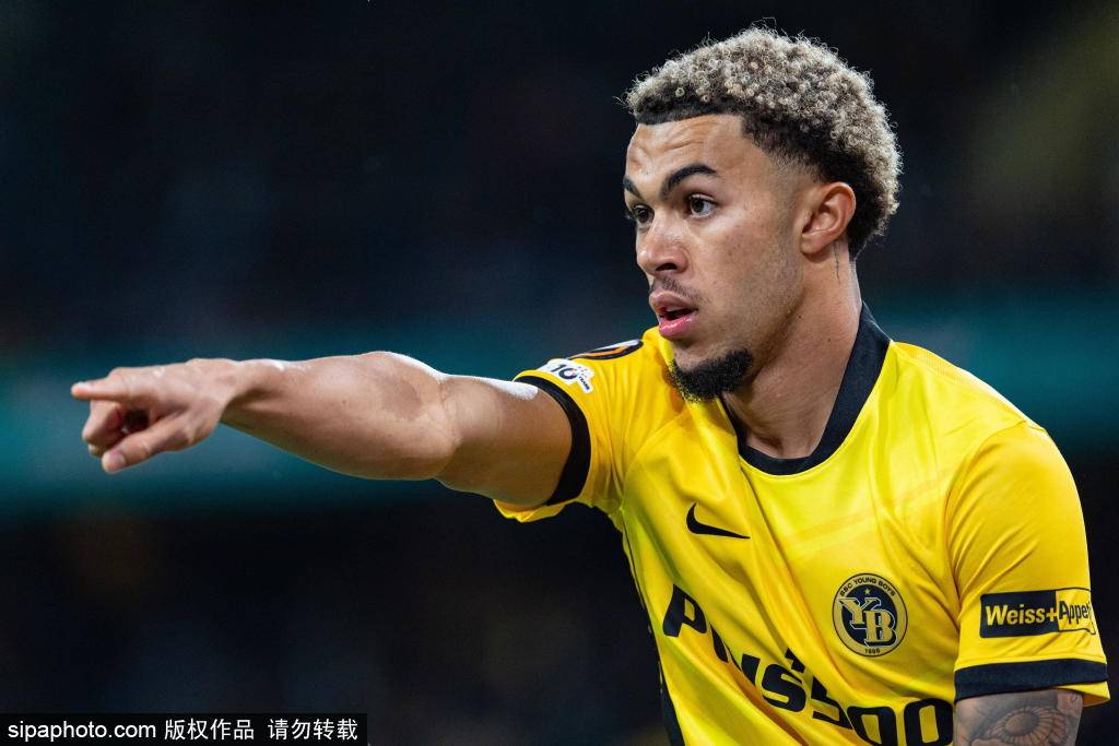 倒钩绝平+11场8球！23岁阿根廷神锋逆袭，从韧带撕裂到法甲射手王